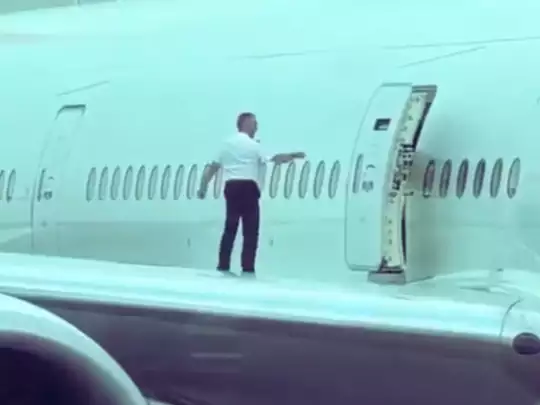 क्रू मेंबर्स की मस्ती...